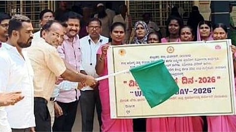 ಮಾನ್ವಿಯ ಸಾರ್ವಜನಿಕ ಆಸ್ಪತ್ರೆ ಆವರಣದಲ್ಲಿ ಹಮ್ಮಿಕೊಂಡಿದ್ದ ವಿಶ್ವ ಕ್ಷಯರೋಗ ದಿನ ಹಾಗೂ ಜಾಗೃತಿ ಜಾಥಾ ಕಾರ್ಯಕ್ರಮಕ್ಕೆ ತಾಲೂಕು ಆರೋಗ್ಯ ಅಧಿಕಾರಿ ಡಾ.ಶರಣಬಸವರಾಜ ಚಾಲನೆ ನೀಡಿದರು. ವೈದ್ಯಾಧಿಕಾರಿಗಳಾದ ಶ್ರೀಧರ ಇಲ್ಲೂರು, ವೀಣಾ ಇದ್ದರು.