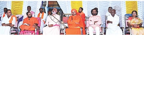 ನೀರಮಾನ್ವಿ ಸದ್ಗುರು ಸಿದ್ಧಾರೂಢ ಮಠದಲ್ಲಿ ಶುಕ್ರವಾರ ಸದ್ಗುರು ಬಸವಾನಂದರ 19ನೇ ವಾರ್ಷಿಕ ಪುಣ್ಯಸ್ಮರಣೋತ್ಸವ ಕಾರ್ಯಕ್ರಮದಲ್ಲಿ ಅಭಿನವ ಸಿದ್ಧಾರೂಢ ಸ್ವಾಮೀಜಿ ಮಾತನಾಡಿದರು. ಸದ್ಗುರು ಸೇವಕ ಅಭಿನವ ನಿಜಗುಣ ಸ್ವಾಮೀಜಿ, ನರಸಪ್ಪ ಕುರುಬುರು, ನಿಂಗಪ್ಪ ಚಾಗಿ ಇದ್ದರು.