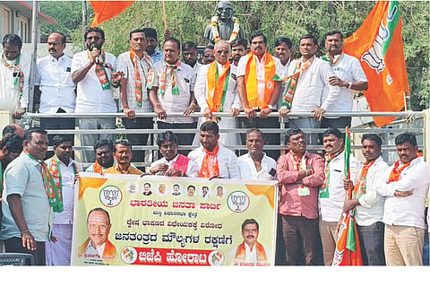 ಮಸ್ಕಿಯಲ್ಲಿ ದ್ವೇಷ ಭಾಷಣ ತಡೆ ವಿಧೇಯಕ ಜಾರಿಗೆ ವಿರೋಧಿ ಬಿಜೆಪಿ ಕಾರ್ಯಕರ್ತರು ಪ್ರತಿಭಟನೆ ನಡೆಸಿದರು. ಮಾಜಿ ಶಾಸಕ ಪ್ರತಾಪಗೌಡ ಪಾಟೀಲ್, ಬಿಜೆಪಿ ಮಂಡಲ ಅಧ್ಯಕ್ಷ ಶರಣಬಸವ ಸೊಪ್ಪಿಮಠ, ಪುರಸಭೆ ಅಧ್ಯಕ್ಷ ಸುರೇಶ ಹರಸೂರ, ಪ್ರಮುಖರಾದ ಮಲ್ಲಪ್ಪ ಅಂಕುಶದೊಡ್ಡಿ, ಬಸವರಾಜ ಡೋಣಮರಡಿ, ಸೂಗಣ್ಣ ಬಾಳೆಕಾಯಿ, ನಾಗರಾಜ ಯಂಬಲದ, ಮೌನೇಶ ನಾಯಕ, ಪಂಪಣ್ಣ ಹೂವಿನಭಾವಿ, ಸತ್ಯನಾರಾಯಣ ಇಲ್ಲೂರು ಇತರರಿದ್ದರು.