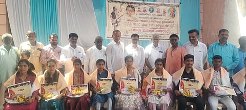 JOBS CUT ಮುಳಗುಂದ ಪಟ್ಟಣದಲ್ಲಿ ಬೀರಲಿಂಗೇಶ್ವರ ಸೇವಾ ಸಮಿತಿಯಿಂದ ಹಮ್ಮಿಕೊಂಡಿದ್ದ ಸಮಾರಂಭದಲ್ಲಿ ಹಾಲುಮತ ಸಮಾಜದ ಎಸ್ಸೆಸ್ಸೆಲ್ಸಿ, ಪಿಯುಸಿಯಲ್ಲಿ ಹೆಚ್ಚು ಅಂಕ ಗಳಿಸಿದವರಿಗೆ ಸನ್ಮಾನಿಸಲಾಯಿತು. ಫಕೀರಯ್ಯ ಅಮೋಘಿಮಠ, ಮಹಾಂತೇಶ ನೀಲಗುಂದ, ಮಲ್ಲಪ್ಪ ಕುಂದಗೋಳ, ಇತರರಿದ್ದರು.