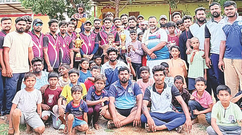 ಹಿಟ್ನಾಳ ಪ್ರೀಮಿಯರ್ ಲೀಗ್ ಫೈನಲ್ ಪಂದ್ಯಾವಳಿಯಲ್ಲಿ ಪ್ರಥಮ ಸ್ಥಾನ ಪಡೆದ ಆರ್.ವಿ. ಚಾಲೆಂಜರ್ಸ್ ತಂಡಕ್ಕೆ ಬಹುಮಾನ ವಿತರಿಸಲಾಯಿತು. ಪ್ರಮುಖರಾದ ಬಸವರಾಜ್, ರಾಜೇಶ್ ಬಂಡಿಹಾಳ, ಮಂಜುನಾಥ ಇಜರಾದರ್, ಮಂಜುನಾಥ ಸಿಂಧೋಗಿ, ಯಲ್ಲಪ್ಪ ಬಿಲಂಕರ್ ಇತರರಿದ್ದರು.