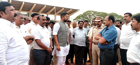 ಹೊಸಕೋಟೆ ಚನ್ನ ಬೈರೇಗೌಡ ಕ್ರೀಡಾಂಗಣದಲ್ಲಿ ಮಾ.4 ರಂದು ನಡೆಯಲಿರುವ ಜಿಲ್ಲಾ ಮಟ್ಟದ ಸವಲತ್ತು ವಿತರಣೆ ಕಾರ್ಯಕ್ರಮದ ರೂಪುರೇಷೆಗಳನ್ನು ಶಾಸಕ ಶರತ್​ ಬಚ್ಚೇಗೌಡ, ಜಿಲ್ಲಾಧಿಕಾರಿ ಬಸವರಾಜು ಪರಿಶೀಲಿಸಿದರು.  ವಿವಿಧ ಇಲಾಖೆಗಳ ಅಧಿಕಾರಿಗಳು ಇದ್ದರು.  