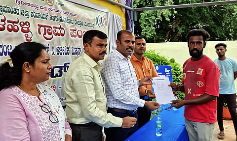 ಹೊಸಕೋಟೆ ಕುಂಬಳಹಳ್ಳಿಯಲ್ಲಿ ಆಯೋಜಿಸಿದ್ದ ಕಾರ್ಯಕ್ರಮದಲ್ಲಿ ಉಪಕಾರ್ಯದರ್ಶಿ ಬಿ.ಶಿವಕುಮಾರ್​ ಹಾಗೂ ತಾಪಂ ಇಒ ಮುನಿಯಪ್ಪ ಅರ್ಹರಿಗೆ ವಿಶೇಷ ಉದ್ಯೋಗ ಚೀಟಿ ವಿತರಿಸಿದರು. ಕುಂಬಳಹಳ್ಳಿ ಗ್ರಾಪಂ ಅಭಿವೃದ್ಧಿ ಅಧಿಕಾರಿ ಚೇತನ್​ ಕುಮಾರ್​, ಸಹಾಯಕ ತಾಂತ್ರಿಕ ಅಭಿಯಂತ ರಾಜೇಶ್​ ಗಾಣಿಗ, ಪಂಚಾಯಿತಿ ಸಿಬ್ಬಂದಿ, ಗ್ರಾಮಸ್ಥರು ಇದ್ದರು.