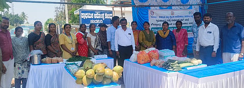 ಹೊಸಕೋಟೆ ತಾಲೂಕಿನ ನಂದಗುಡಿಯಲ್ಲಿ ಆಯೋಜಿಸಿದ್ದ ಸಂಜೀವಿನಿ ಸಂತೆ ಕಾರ್ಯಕ್ರಮದಲ್ಲಿ ನಂದಗುಡಿ ಗ್ರಾಪಂ ಕಾರ್ಯದರ್ಶಿ ವೆಂಕಟೇಶ್​, ತಾಲೂಕು ಕಾರ್ಯಕ್ರಮದ ವ್ಯವಸ್ಥಾಪಕ ಕಿರಣ್​, ತಾಲೂಕು ವ್ಯವಸ್ಥಾಪಕ (ಕೃಷಿಯೇತರ) ಮಣಿಕಂಠ, ಮುತ್ಯಾಲಮ್ಮ ಸಂಜೀವಿನಿ ಗ್ರಾಪಂ ಮಟ್ಟದ ಒಕ್ಕೂಟದ ಅಧ್ಯೆ ಸುನಂದಮ್ಮ, ಕಾರ್ಯದರ್ಶಿ ಮಂಜುಳಮ್ಮ, ಖಜಾಂಚಿ ಅಮರಾವತಿ, ಸ್ಥಳಿಯ ಸಂಪನ್ಮೂಲ ವ್ಯಕ್ತಿ ಸೌಮ್ಯಾ,  ಕೃಷಿ ಸಖಿ ಸೌಮ್ಯಾ, ಪಶು ಸಖಿ ಕವಿತಾ ಇದ್ದರು.