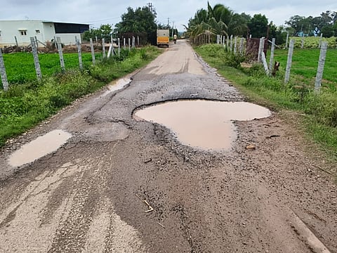 ಹೊಸಕೋಟೆ ತಾಲೂಕು ನಂದಗುಡಿ ಹೋಬಳಿ ಮೇಡೂರು ಗ್ರಾಮದ ರಸ್ತೆಗಳು ಹೋಂಡಗಳಲ್ಲಿ ನೀರು ತುಂಬಿರುವ ಭಾವಚಿತ್ರಗಳು.
