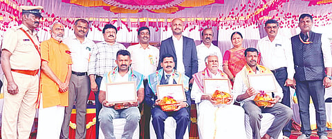ನಾಗಮಂಗಲ ಪಟ್ಟಣದ ತಾಲೂಕು ಕ್ರೀಡಾಂಗಣದಲ್ಲಿ ನಡೆದ 77ನೇ ಗಣರಾಜ್ಯೋತ್ಸವ ಸಮಾರಂಭದಲ್ಲಿ ವಿವಿಧ ಕ್ಷೇತ್ರಗಳಲ್ಲಿ ಸಾಧನೆ ಮಾಡಿರುವ ಐವರು ಸಾಧಕರನ್ನು ತಾಲೂಕು ಆಡಳಿತದ ವತಿಯಿಂದ ಸನ್ಮಾನಿಸಲಾಯಿತು. 