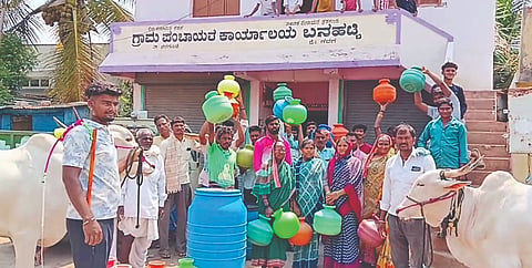 ನರಗುಂದ ತಾಲೂಕಿನ ಬನಹಟ್ಟಿ-ಮೂಗನೂರ ಗ್ರಾಮಸ್ಥರು ಸಮರ್ಪಕ ಕುಡಿಯುವ ನೀರು ಪೊರೈಸುವಂತೆ ಎತ್ತು-ಚಕ್ಕಡಿ, ಖಾಲಿ ಬಿಂದಿಗೆ, ಬ್ಯಾರಲ್‌ಗಳನ್ನು ಹಿಡಿದು ಗ್ರಾಪಂ ಕಚೇರಿ ಎದುರಿಗೆ ಇತ್ತೀಚೆಗೆ ಪ್ರತಿಭಟನೆ ನಡೆಸಿದರು.