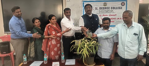 ನೆಲಮಂಗಲ ತಾಲೂಕಿನ ಅರ್ಜುನಬೆಟ್ಟಹಳ್ಳಿ ಶ್ರೀ ಪರಿಪೂರ್ಣ ಸನಾತನ ಚಾರಿಟಬಲ್​ ಟ್ರಸ್ಟ್​ನ ಆರ್ಯುವೇದ ಕಾಲೇಜಿನಲ್ಲಿ ಬೆಂಗಳೂರು ನಗರದ ವಿವಿಎನ್​ ಪದವಿ ಕಾಲೇಜಿನಿಂದ ಹಮ್ಮಿಕೊಂಡಿರುವ ಎನ್ನೆಸ್ಸೆಸ್​ ಶಿಬಿರಕ್ಕೆ ಕಾಲೇಜು ಪ್ರಾಂಶುಪಾಲ ಡಾ.ಸ್ವಾಗತ್​ ನಾರಾಯಣ ಚಾಲನೆ ನೀಡಿದರು. ಪ್ರಾಧ್ಯಾಪಕರಾದ ಮಹದೇಶ್​, ಕಾವ್ಯ ಯೋಗಾನಂದ್​, ಆರ್ಯುವೇದ ಕಾಲೇಜಿನ ಸಿಬ್ಬಂದಿ ಸಿದ್ದುಸ್ವಾಮಿ, ಪತ್ರಕರ್ತ ಸತೀಶ್​ ಇತರರು ಇದ್ದರು.