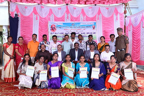 ನೆಲಮಂಗಲದ ಸೊಂಡೇಕೊಪ್ಪ ಮುಖ್ಯರಸ್ತೆಯ ಶ್ರೀ ಸಿದ್ಧಗಂಗಾ ಪ್ರಥಮ ದರ್ಜೆ ಕಲಾ ಮತ್ತು ವಾಣಿಜ್ಯ ಕಾಲೇಜಿನಲ್ಲಿ ಮಿಂಚು ಸಾಂಸತಿಕಕಾರ್ಯಕ್ರಮದಡಿ ಆಯೋಜಿಸಿದ್ದ ವಿವಿಧ ವಿಭಾಗಗಳ ಸಾಂಸತಿಕ ಸಮಾರೋಪದಲ್ಲಿ ಸ್ಪರ್ಧೆಗಳಲ್ಲಿ ಜಯ ಸಾಧಿಸಿದ ಪ್ರಶಸ್ತಿ ಪತ್ರ ಪಡೆದ ವಿದ್ಯಾರ್ಥಿಗಳೊಂದಿಗೆ ಕಾಲೇಜು ಪ್ರಾಂಶುಪಾಲ ಡಾ.ಕೆ.ಎನ್​.ಅಮರೇಂದ್ರ, ಪ್ರಾಧ್ಯಾಪಕರಾದ ಡಾ.ಜಿ.ಗಂಗರಾಜು, ವಿಜಯದುಗ್ಗಪ್ಪ, ಎಚ್​.ಎಸ್​.ಪ್ರಕಾಶ್​, ಕಲಾವತಿ, ಕೋಮಲ, ಚೈತ್ರಾ, ಮಂಜುನಾಥ್​, ಡಾ.ಮನುಕುಮಾರ್​, ಎಸ್​.ರವಿ ಮತ್ತಿತರರು ಇದ್ದರು.