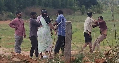  ವೀರಾಪುರ ಗ್ರಾಮದಲ್ಲಿ ಸರ್ವೇ ಮಾಡುವಾಗ ಒತ್ತುವರಿದಾರರು ಅಧಿಕಾರಿಗಳ ಮೇಲೆ ಹಲ್ಲೆ ನಡೆಸಿದರು.