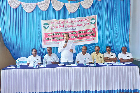 ರಿಪ್ಪನ್​ಪೇಟೆಯಲ್ಲಿ ಪಿಎಸಿಎಸ್​, ಕ್ಯಾಂಪ್ಕೋ ಸಹಯೋಗದಲ್ಲಿ ಆಯೋಜಿಸಿದ್ದ ಅಡಿಕೆ ಖರೀದಿ ಕೇಂದ್ರದ ಉದ್ಘಾಟನೆ ಸಮಾರಂಭದಲ್ಲಿ ಎಂಎಡಿಬಿ ಅಧ್ಯಕ್ಷ ಆರ್​.ಎಂ.ಮಂಜುನಾಥ ಗೌಡ ಮಾತನಾಡಿದರು. ಸತೀಶ್ಚಂದ್ರ, ಎಂ.ಎಂ.ಪರಮೇಶ್​, ದಿನೇಶ್​ ಗೌಡ, ಕೀರ್ತೀರಾಜ್​ ಗೌಡ, ಬಂಡಿ ದಿನೇಶ ಇತರರಿದ್ದರು.