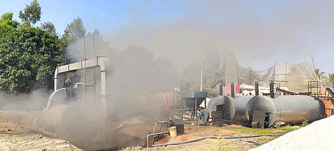 Toxic gas released into village from asphalt mixing plant!