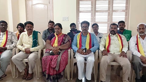 ಶಿಡ್ಲಘಟ್ಟದಲ್ಲಿ ಪ್ರವಾಸಿ ಮಂದಿರದಲ್ಲಿ ಸುದ್ದಿಗೋಷ್ಠಿಯಲ್ಲಿ ಪ್ರಗತಿಪರ ಹೋರಾಟಗಾರರ ಸಂಘದ ಪದಾಧಿಕಾರಿಗಳು ನ.29ರಂದು ಆಯೋಜಿಸಿರುವ ರಾಜ್ಯೋತ್ಸವ ಕುರಿತು ವಿವರಿಸಿದರು. ಗೌರವಾಧ್ಯಕ್ಷ ಚನ್ನೇಗೌಡ, ಉಪಾಧ್ಯಕ್ಷ ಸಿ.ಎಂ.ಬೈರೇಗೌಡ, ಕಾರ್ಯದರ್ಶಿ ರವಿಪ್ರಕಾಶ್​, ಖಜಾಂಚಿ ಅಹಮದ್​, ಮನೋಜ್​ ಕುಮಾರ್​, ಮಧುಲತಾ, ಪ್ರದಿಪ್​, ಸುಬ್ರಮಣಿ, ಎಸ್​.ಆರ್​.ಮಂಜುನಾಥ್​, ದ್ಯಾವಪ್ಪ, ಶ್ರೀನಿವಾಸ್​, ಚಲುವರಾಜ್​ ಇತರರು ಇದ್ದರು.