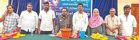  ಸೇಡಂನಲ್ಲಿ ಛಲವಾದಿ ಸಮಾಜದಿಂದ ಹಮ್ಮಿಕೊಂಡಿದ್ದ ಪ್ರಬಂಧ ಸ್ಪರ್ಧೆಗೆ ಹಣಮಂತ ಸಾಗರ್​ ಚಾಲನೆ ನೀಡಿದರು. ಗೌತಮ್​ ಹಳ್ಳಿ, ಶಿವಕುಮಾರ ತೊಟ್ನಳ್ಳಿ, ವಿಲಾಸಗೌತಂ, ಶ್ರೀನಿವಾಸ ಸಂಗಾವಿ ಇದ್ದರು. 