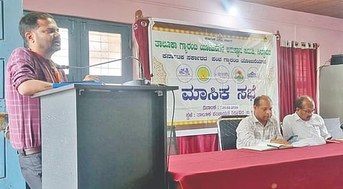 ಸಿದ್ದಾಪುರದ ತಾಪಂ ಸಭಾಭವನದಲ್ಲಿ ಏರ್ಪಡಿಸಿದ್ದ ಗ್ಯಾರಂಟಿ ಅನುಷ್ಠಾನ ಸಮಿತಿ ಪ್ರಗತಿ ಪರಿಶೀಲನಾ ಸಭೆಯಲ್ಲಿ ಕೆ.ಜಿ. ನಾಗರಾಜ ಮಾತನಾಡಿದರು. ದೇವರಾಜ ಹಿತ್ತಲಕೊಪ್ಪ ಇದ್ದರು. 