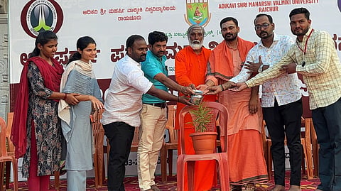 ಯದ್ದಲದೊಡ್ಡಿ ಗ್ರಾಮದಲ್ಲಿ ಆಕ್ಸ್‌ಫರ್ಡ್ ಕಾಲೇಜ್‌ನಿಂದ ಹಮ್ಮಿಕೊಂಡಿದ್ದ ರಾಷ್ಟ್ರೀಯ ಸೇವಾ ಯೋಜನೆಯ ವಾರ್ಷಿಕ ಶಿಬಿರದ ಕಾರ್ಯಕ್ರಮವನ್ನು ಯದ್ದಲದೊಡ್ಡಿ ಮಹಾಲಿಂಗಸ್ವಾಮೀಜಿ ಉದ್ಘಾಟಿಸಿದರು. ಆಕ್ಸ್‌ಫರ್ಡ್ ಕಾಲೇಜಿನ ಅಧ್ಯಕ್ಷ ಎನ್.ಸತ್ಯನಾರಾಯಣ ಶ್ರೇಷ್ಠಿ, ಗ್ರಾಪಂ ಅಧ್ಯಕ್ಷೆ ಅಂಬಿಕಾ ಭೀಮಣ್ಣ, ಎನ್ನೆಸ್ಸೆಸ್ಸ್ ಸಂಯೋಜನಾಧಿಕಾರಿ ನಾಗೇಶ ಇದ್ದರು.