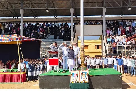 ಶಿರಾಳಕೊಪ್ಪದಲ್ಲಿ ಆಯೋಜಿಸಿದ್ದ ಗಣರಾಜ್ಯೋತ್ಸವದದಲ್ಲಿ ಮುಖ್ಯಾಧಿಕಾರಿ ಪರುಶುರಾಮ್,  ರಾಘವೇಂದ್ರ, ಸುಶ್ಮಿತಾ ಮತ್ತಿತರರು ಧ್ವಜವಂದನೆ ಸಲ್ಲಿಸಿದರು.