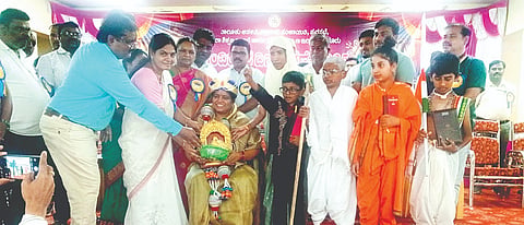 ಸಂಡೂರಿನಲ್ಲಿ ಸಂವಿಧಾನ ದಿನದ ಕಾರ್ಯಕ್ರಮದಲ್ಲಿ ಶಾಸಕಿ ಅನ್ನಪೂರ್ಣ ತುಕಾರಾಮ್ ಅವರನ್ನು ಗೌರವಿಸಲಾಯಿತು.