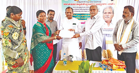  ಶಹಾಪುರದಲ್ಲಿ ಶನಿವಾರ ಹಮ್ಮಿಕೊಂಡ ಭೂ ಒಡೆತನದಲ್ಲಿ ಮಂಜೂರಾದ ಭೂಮಿಪತ್ರವನ್ನು ಸಚಿವ ಶರಣಬಸಪ್ಪ ದರ್ಶನಾಪುರ ವಿತರಿಸಿದರು. ಶರಣಪ್ಪ ಸಲದಾಪುರ, ಗೌಡಪ್ಪಗೌಡ ಅಲ್ದಾಳ, ಶಾಂತಪ್ಪ ಕಟ್ಟಿಮನಿ, ಸಿದ್ದಣ್ಣ ಅಣಬಿ ಇತರರಿದ್ದರು.