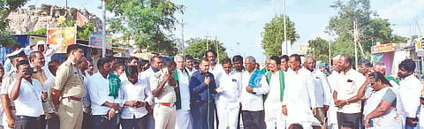 ಸಿರವಾರದಲ್ಲಿ ತುಂಗಭದ್ರಾ ಎಡದಂಡೆ ನಾಲೆ ಪಕ್ಷಾತೀತ ಹೋರಾಟಯಿಂದ ನಡೆದ ಸಂಚಾರ ತಡೆ ಪ್ರತಿಭಟನೆ ಸ್ಥಳಕ್ಕೆ ಭೇಟಿ ನೀಡಿ ತಹಸೀಲ್ದಾರ್ ಅಶೋಕ ಪವಾರ್ ಮಾತನಾಡಿದರು. 