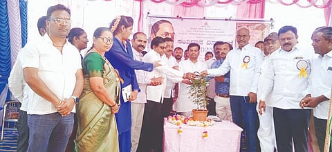 ಶಿರಹಟ್ಟಿ ತಹಸೀಲ್ದಾರ್ ಕಚೇರಿ ಆವರಣದಲ್ಲಿ ಆಯೋಜಿಸಿದ್ದ ಸಂವಿಧಾನ ದಿನಾಚರಣೆ ಕಾರ್ಯಕ್ರಮವನ್ನು ಶಾಸಕ ಡಾ. ಚಂದ್ರು ಲಮಾಣಿ ಉದ್ಘಾಟಿಸಿದರು. 
