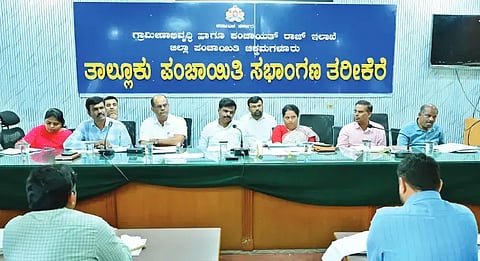: ತರೀಕೆರೆ ತಾಪಂನಲ್ಲಿ ಏರ್ಪಡಿಸಿದ್ದ ಸಭೆಯಲ್ಲಿ ಶಾಸಕ ಜಿ.ಎಚ್.ಶ್ರೀನಿವಾಸ್ ಮಾತನಾಡಿದರು. ಎಚ್.ಎಸ್.ಕೀರ್ತನಾ, ಎನ್.ವಿ.ನಟೇಶ್, ವಿನಾಯಕ್ ಸಾಗರ್, ಎಂ.ಕೆ.ವಿಜಯಕುಮಾರ್, ಡಾ. ಆರ್.ದೇವೇಂದ್ರಪ್ಪ ಇತರರಿದ್ದರು.    