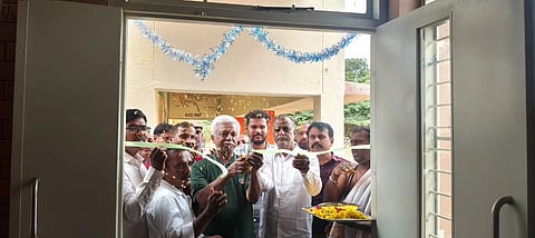 ತೊಂಡೆಬಾವಿ ಹೋಬಳಿಯ ಅಲ್ಲಿಪುರದ ಸರ್ಕಾರಿ ಪ್ರೌಢಶಾಲೆ ಕೊಠಡಿಗಳನ್ನು ಹೊಸೆಟ್​ ಸಂಸ್ಥೆಯ ವೀರಣ್ಣಗೌಡ ಮತ್ತು ಮಂಜುನಾಥ್​ ಉದ್ಘಾಟಿಸಿದರು. ಮುಖ್ಯಶಿಕ್ಷಕ ಶ್ರೀನಿವಾಸ್​, ಅಂಜುಮನ್​ ಸಂಘದ ಅಧ್ಯಕ್ಷ ಅಂಜುಮನ್​ ಇ ಜಪಾರ್ಯ, ನವೀನ್​ ಕುಮಾರ್​ ಇತರರು ಇದ್ದರು.
