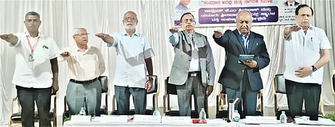 ತೀರ್ಥಹಳ್ಳಿಯ ತುಂಗಾ ಮಹಾವಿದ್ಯಾಲಯದಲ್ಲಿ ನಡೆದ ದತ್ತಿ ಉಪನ್ಯಾಸ ಕಾರ್ಯಕ್ರಮದಲ್ಲಿ ಸಂವಿಧಾನದ ಪೀಠಿಕೆಯ ಪ್ರತಿಜ್ಞಾವಿಧಿ ಸ್ವೀಕರಿಸಲಾಯಿತು. ಎಚ್.ಎನ್.ನಾಗಮೋಹನದಾಸ್, ಕಿಮ್ಮನೆ ರತ್ನಾಕರ್, ಎಂ.ಎನ್.ರಮೇಶ್, ಕಡಿದಾಳು ದಯಾನಂದ್, ಭಾಸ್ಕರ ಜೋಯ್ಸ, ಡಾ. ಆರ್.ಕುಮಾರಸ್ವಾಮಿ, ಕೆ.ಎಲ್.ಪ್ರಸನ್ನ ಇದ್ದರು.