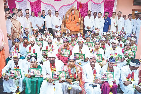 ಉಜ್ಜಯಿನಿಯಲ್ಲಿ ಸದ್ಧರ್ಮ ಪೀಠದಿಂದ ಆಯೋಜಿಸಿದ್ದ ಸಾಮೂಹಿಕ ವಿವಾಹ ಕಾರ್ಯಕ್ರಮದಲ್ಲಿ ಜಗದ್ಗುರು ಸಿದ್ದಲಿಂಗ ರಾಜದೇಶಿಕೇಂದ್ರ ಶಿವಾಚಾರ್ಯ ಸ್ವಾಮೀಜಿ ಸಾನ್ನಿಧ್ಯದಲ್ಲಿ 20 ಜೋಡಿಗಳು ದಾಂಪತ್ಯ ಜೀವನಕ್ಕೆ ಕಾಲಿರಿಸಿದವು. 