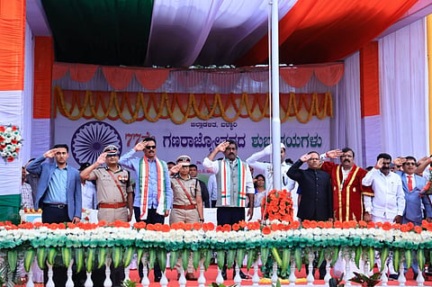 ಬಳ್ಳಾರಿಯ ಬಿಮ್ಸ್ ಮೈದಾನದಲ್ಲಿ ಗಣರಾಜ್ಯೋತ್ಸವ ಅಂಗವಾಗಿ ಸಚಿವ ರಹೀಂ ಖಾನ್ ಧ್ವಜಾರೋಹಣ ನೆರವೇರಿಸಿ ಗೌರವ ವಂದನೆ ಸಲ್ಲಿಸಿದರು. ಸಂಸದ ಈ.ತುಕಾರಾಮ್, ಮೇಯರ್ ಪಿ.ಗಾದೆಪ್ಪ, ಡಿಸಿ ಕೆ.ನಾಗೇಂದ್ರ ಪ್ರಸಾದ್, ಜಿಪಂ ಸಿಇಒ ಮಹಮ್ಮದ್ ಹ್ಯಾರಿಸ್ ಸುಮೈರ್, ಎಡಿಸಿ ಮಹಮ್ಮದ್ ಎನ್.ಜುಬೇರ್,  ಐಜಿಪಿ ಡಾ.ಹರ್ಷ, ಲಿಡ್ಕರ್ ಅಧ್ಯಕ್ಷ ಮುಂಡರಗಿ ನಾಗರಾಜ ಇದ್ದರು. =