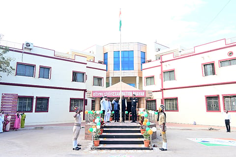 ಬಳ್ಳಾರಿಯ ವಿಎಸ್‌ಕೆ ವಿವಿಯಲ್ಲಿ 77ನೇ ಗಣರಾಜ್ಯೋತ್ಸವ ಅಂಗವಾಗಿ ಧ್ವಜಾರೋಹಣ ನೆರವೇರಿಸಿ ಗೌರವ ಸಲ್ಲಿಸಲಾಯಿತು. ವಿಎಸ್‌ಕೆ ವಿವಿ ಕುಲಪತಿ ಪ್ರೊ.ಎಂ.ಮುನಿರಾಜು, ಕುಲಸಚಿವರಾದ ಪ್ರೊ.ಜೆ.ತಿಪ್ಪೇರುದ್ರಪ್ಪ, ಪ್ರೊ.ಎನ್.ಎಂ.ಸಾಲಿ, ಸಿಂಡಿಕೇಟ್ ಸದಸ್ಯರಾದ ರಮೇಶ್ ಸವದಿ, ಶಿವಕುಮಾರ ಇದ್ದರು.