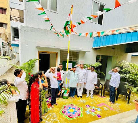 ಬಳ್ಳಾರಿಯ ಗುರುದೇವ ನರ್ಸಿಂಗ್ ಕಾಲೇಜಿನಲ್ಲಿ 77ನೇ ಗಣರಾಜ್ಯೋತ್ಸವ ಅಂಗವಾಗಿ ಧ್ವಜಾರೋಹಣ ನೆರವೇರಿಸಲಾಯಿತು. ಕಸಾಪ ಜಿಲ್ಲಾಧ್ಯಕ್ಷ ನಿಷ್ಠಿ ರುದ್ರಪ್ಪ, ವೈದ್ಯ ಡಾ.ಸುಮನ ಎಸ್.ಗಡ್ಡಿ, ಡಾ.ಸೋಮೇಶ್ವರ ಎಫ್. ಗಡ್ಡಿ, ಡಾ.ಬಿ.ಗದಗಿನ, ಕಪ್ಪಗಲ್ ಚಂದ್ರಶೇಖರ, ಎರ‌್ರಿಸ್ವಾಮಿ, ಅಬ್ದುಲ್ ಇದ್ದರು.