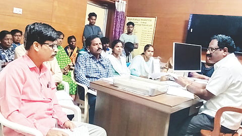 ಯಲಬುರ್ಗಾ ಪಪಂ ಕಚೇರಿಯಲ್ಲಿ ನಡೆದ ಘನತ್ಯಾಜ್ಯ ನಿರ್ವಹಣಾ-2026 ಕಾಯ್ದೆ ಅನುಷ್ಠಾನ ಕುರಿತ ಸಭೆಯಲ್ಲಿ ಮುಖ್ಯಾಧಿಕಾರಿ ಎಚ್.ನಾಗೇಶ ಮಾತನಾಡಿದರು. ಸಿಬ್ಬಂದಿ ಸುಮಾ ಕಂಚಿ, ನಾರಾಯಣ ಗಂಗಾಖೇಡ, ಸುಭಾಷ್ ಭಾವಿಮನಿ, ರಮೇಶ ಬೆಲೇರಿ, ಯಂಕಣ್ಣ ಜೋಶಿ, ವನರಾಜ, ಶಿವಕುಮಾರ ಸರಗಣಚಾರ ಇತರರಿದ್ದರು.