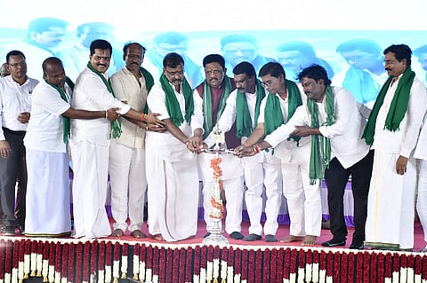 ಬಳ್ಳಾರಿಯ ಎಪಿಎಂಸಿ ಆವರಣದಲ್ಲಿ ಆಯೋಜಿಸಿದ್ದ ಕೃಷಿ ಮೇಳ ಕಾರ್ಯಕ್ರಮವನ್ನು ಮೇಯರ್‌ ಪಿ.ಗಾದಿಲಿಂಗಪ್ಪ ಉದ್ಘಾಟಿಸಿದರು. ಬಗರ್ ಹುಕಂ ಗ್ರಾಮೀಣ ಕ್ಷೇತ್ರದ ಅಧ್ಯಕ್ಷ ಎಚ್.ತಿಮ್ಮನಗೌಡ, ಬಿಡಿಸಿಸಿ ಅಧ್ಯಕ್ಷ ಅವ್ವಾರು ಮಂಜುನಾಥ,  ತೋಟಗಾರಿಕೆ ಇಲಾಖೆ ಜಂಟಿ ನಿರ್ದೇಶಕ ಶಶಿಕಾಂತ್ ಕಟ್ಟಿಮನಿ, ರೈತ ಮುಖಂಡ ಗಣಪಾಲ್ ಐನಾಥ್‌ರೆಡ್ಡಿ, ತುಂಗಭದ್ರ ರೈತ ಸಂಘದ ಅಧ್ಯಕ್ಷ ಡಾ.ಪುರುಷೋತ್ತಮಗೌಡ ಇತರರಿದ್ದರು.