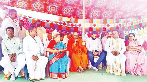ತಿ.ನರಸೀಪುರ ತಾಲೂಕಿನ ಅತ್ತಹಳ್ಳಿ ಗ್ರಾಮದಲ್ಲಿ ಬುಧವಾರ ಆಯೋಜಿಸಿದ್ದ ಶ್ರೀ ಹುಚ್ಚಮ್ಮತಾಯಿ ನೂತನ ದೇವಾಲಯ ಉದ್ಘಾಟನೆ ಸಮಾರಂಭದಲ್ಲಿ ವಾಟಾಳ್ ಮಠದ ಶ್ರೀ ಸಿದ್ಧಲಿಂಗ ಶಿವಾಚಾರ್ಯ ಸ್ವಾಮೀಜಿ ಮಾತನಾಡಿದರು. ಆರ್.ಚಲುವರಾಜು, ಜೆ. ಚಂದ್ರಶೇಖರ್, ಶಿವಣ್ಣ, ಗಂಗಾಧರ ಇತರರು ಇದ್ದರು.