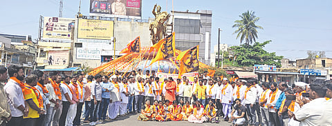 ಬಸವನಬಾಗೇವಾಡಿ ಪಟ್ಟಣದಲ್ಲಿ ಬಾಗಲಕೋಟೆ ಘಟನೆ ಖಂಡಿಸಿ ವಿಶ್ವ ಹಿಂದೂ ಪರಿಷತ್ ಬಜರಂಗದಳ ತಾಲೂಕು ಘಟಕದವರು ಬಸವೇಶ್ವರ ವೃತ್ತದಲ್ಲಿ ಬೃಹತ್ ಪ್ರತಿಭಟನೆ ನಡೆಸಿದರು. ವಿಶ್ವ ಹಿಂದೂ ಪರಿಷತ್ ಅಧ್ಯಕ್ಷ ಮಹೇಶ ಸಾಲೋಡಗಿ, ಕಾರ್ಯದರ್ಶಿ ಅಶ್ವಿನ್ ಕುಮಾರ್ ಪಟ್ಟಣಶೆಟ್ಟಿ ಬಜರಂಗದಳ ಅಧ್ಯಕ್ಷ ರಾಹುಲ್ ಜಗತ್ತಾಪ, ದುರ್ಗಾ ವಾಹಿನಿ ಅಧ್ಯಕ್ಷ ರೂಪಾ ಜಾಧವ ಇತರರಿದ್ದರು.