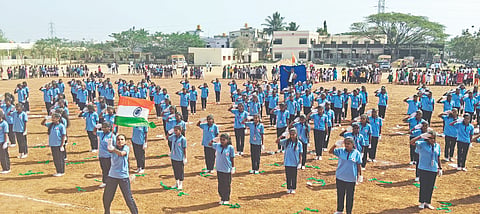 ಬಸವನಬಾಗೇವಾಡಿ ಪಟ್ಟಣದ ಶ್ರೀ ಬಸವೇಶ್ವರ ಸರ್ಕಾರಿ ಪಪೂ ಕಾಲೇಜು ಆವರಣದಲ್ಲಿ ತಾಲೂಕು ಆಡಳಿತದಿಂದ ಹಮ್ಮಿಕೊಂಡ 77ನೇ ಗಣರಾಜೋತ್ಸವದಲ್ಲಿ ಧ್ವಜಾರೋಹಣ ನೆರವೇರಿಸಿದ ನಂತರ ಸಾಂಸ್ಕೃತಿಕ ಕಾರ್ಯಕ್ರಮ ನಡೆಯಿತು. ತಹಸೀಲ್ದಾರ ಯಮನಪ್ಪ ಸೋಮನಕಟ್ಟಿ, ಡಿವೈಎಸ್‌ಪಿ ಬಲ್ಲಪ್ಪ ನಂದಗಾವಿ, ಬಿಇಒ ವಸಂತ ರಾಠೋಡ, ಪುರಸಭೆ ಮುಖ್ಯಾಽಕಾರಿ ವಿದ್ಯಾಧರ ಕಲಾದಗಿ, ತಾ.ಪಂ ಇಒ ಪ್ರಕಾಶ ದೇಸಾಯಿ, ತಾಲೂಕು ಗ್ಯಾರಂಟಿ ಸಮಿತಿ ಅಧ್ಯಕ್ಷ ಮಹಿಬೂಬ ನಾಯ್ಕಡಿ ಮತ್ತಿತರರಿದ್ದರು.