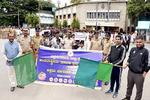 ಚಿಕ್ಕಮಗಳೂರಿನ ಎಸ್‌ಪಿ ಕಚೇರಿ ಆವರಣದಲ್ಲಿ ಅಂತರರಾಷ್ಟ್ರೀಯ ಮಾದಕ ದ್ರವ್ಯ ದುರುಪಯೋಗ ಮತ್ತು ಅಕ್ರಮ ಸಾಗಾಣಿಕೆ ವಿರೋಧಿ ದಿನ'ದ ಅಂಗವಾಗಿ ಹಮ್ಮಿಕೊಳ್ಳಲಾಗಿದ್ದಜನಜಾಗೃತಿ ಜಾಥಕ್ಕೆ ಭನ್ವರ್‌ ಸಿಂಗ್‌ ಮೀನಾ ಚಾಲನೆ ನೀಡಿದರು. ಜಿತೇಂದ್ರ ಕುಮಾರ್‌ ದಯಾಮ, ಶಾಂತಕುಮಾರ್‌, ನಾಗರಾಜ್‌, ವಿ.ಹನುಮಂತಪ್ಪ ಉಪಸ್ಥಿತರಿದ್ದರು.
