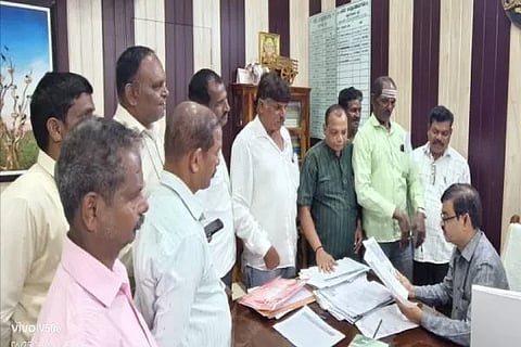 ಚಿಕ್ಕಮಗಳೂರು ಎಡಿಸಿ ನಂಜುಂಡೇಗೌಡ ಅವರಿಗೆ ಮನವಿ ಸಲ್ಲಿಸಿದ ಜಿಲ್ಲಾ ಛಲವಾದಿ ಮಹಾಸಭಾ ಪದಾಧಿಕಾರಿಗಳು ತಾಲೂಕು ಕಚೇರಿಯ ಸಾರ್ವಜನಿಕರ ಅಹವಾಲುಗಳನ್ನು ಸ್ವೀಕರಿಸುವ ಸ್ಥಳದಲ್ಲಿದ್ದ ಸಂವಿಧಾನ ಶಿಲ್ಪಿ ಡಾ. ಬಿ.ಆರ್. ಅಂಬೇಡ್ಕರ್ ಅವರ ಭಾವಚಿತ್ರವನ್ನು ತೆರವುಗೊಳಿಸಿರುವವರ ವಿರುದ್ಧ ಕ್ರಮ ಕೈಗೊಳ್ಳುವಂತೆ ಒತ್ತಾಯಿಸಿದರು.