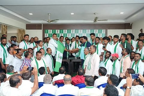 ಚಿಕ್ಕಮಗಳೂರಿನ ನೂರಾರು ಬಿಜೆಪಿ ಹಾಗೂ ಕಾಂಗ್ರೆಸ್ ಕಾರ್ಯಕರ್ತರು ಕಳೆದ ಬಾರಿಯ ಮೂಡಿಗೆರೆ ಕ್ಷೇತ್ರದ ಬಿಜೆಪಿ ಟಿಕೆಟ್‌ ಆಕಾಂಕ್ಷಿ ವಿಜಯ್‌ ಕುಮಾರ್‌ ನೇತೃತ್ವದಲ್ಲಿ ಜೆಡಿಎಸ್‌ ಸೇರ್ಪಡೆಗೊಂಡರು. ನಿಖಿಲ್‌ ಕುಮಾರ್ ಸ್ವಾಮಿ, ಎಸ್‌.ಎಲ್‌.ಭೋಜೇಗೌಡ ಮತ್ತಿತರರಿದ್ದರು.