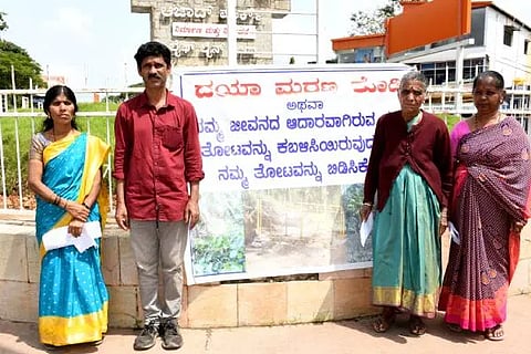ಚಿಕ್ಕಮಗಳೂರಿನ ಆಜಾದ್‌ ಪಾರ್ಕ್ ವೃತ್ತದಲ್ಲಿ ಪ್ರತಿಭಟನೆ ನಡೆಸಿದ ವೃದ್ಧೆಯರು ನಮ್ಮ ಜಮೀನನ್ನು ನಮಗೆ ಕೊಡಿಸಿ ಇಲ್ಲದಿದ್ದರೆ ದಯಾಮರಣಕ್ಕೆ ಅವಕಾಶ ನೀಡಿ ಎಂದು ಒತ್ತಾಯಿಸಿದರು.