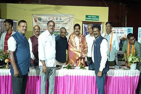 ಚಿಕ್ಕಮಗಳೂರು ತಾಲೂಕಿನ ಬಿಳಿಕಲ್ಲಹಳ್ಳಿ ಗ್ರಾಮದ ಕೃಷಿಕ ಹಾಗೂ ಉದ್ಯಮಿ ಲಯನ್ ಗೋಪಿಕೃಷ್ಣ ಅವರ ಮನೆ ಅಂಗಳದಲ್ಲಿ ನಡೆದ 21ನೇ ದಿನದ ಶ್ರಾವಣ ಸಂಜೆಯ ಮನೆ ಮನದೆಡೆಗೆ ಶುದ್ಧ ನುಡಿ ನಡಿಗೆ ಕಾರ್ಯಕ್ರಮದಲ್ಲಿಶಾಸಕ ಎಚ್‌.ಡಿ.ತಮ್ಮಯ್ಯ ಅವರನ್ನು ಸನ್ಮಾನಿಸಲಾಯಿತು. ಚಟ್ನಳ್ಳಿ ಮಹೇಶ್‌, ನಾರಾಯಣ ಸ್ವಾಮಿ, ರೋಹನ್‌ , ಪ್ರಭುಲಿಂಗ ಶಾಸ್ತ್ರಿ, ಗೋಪಿ ಕೃಷ್ಣ ಮತ್ತಿತರರಿದ್ದರು.