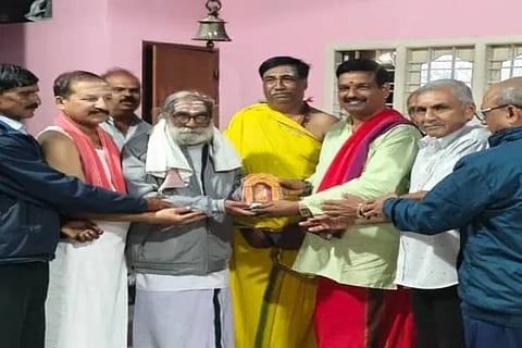 ಚಿಕ್ಕಮಗಳೂರಿನ ಹಳೇಉಪ್ಪಳ್ಳಿಯ ಶ್ರೀವೀರಭದ್ರಸ್ವಾಮಿ ದೇವಸ್ಥಾನದಲ್ಲಿ  ಶ್ರಾವಣಮಾಸ ೨ನೆಯ ಮಂಗಳವಾರ ಸಂಜೆ ಆಯೋಜಿಸಿದ್ದ ‘ಏಕಾದಶ ರುದ್ರದರ್ಶನ’ ಸಮಾರೋಪ ಕಾರ್ಯಕ್ರಮದಲ್ಲಿ ಗ್ರಾಮಸ್ಥರಿಂದ ಶ್ರೀ ದೇವಿ ಗುರುಕುಲದ ಸಂಸ್ಥಾಪಕ ವೇದಬ್ರಹ್ಮ ವಿದ್ವಾನ್ ಡಾ.ದಯಾನಂದಮೂರ್ತಿ ಶಾಸ್ತ್ರಿಅವರನ್ನು ಗೌರವಿಸಲಾಯಿತು. ಪ್ರಭುಲಿಂಗ ಶಾಸ್ತ್ರಿ, ಸಿ.ಬಿ.ನಂದೀಶ್‌, ದೇವಾನಂದ, ನಂದಕುಮಾರ್‌, ಪ್ರಕಾಶ್‌, ಲಿಖಿತ್‌, ನಂಜುಂಡಪ್ಪ ಮತ್ತಿತರರಿದ್ದರು.