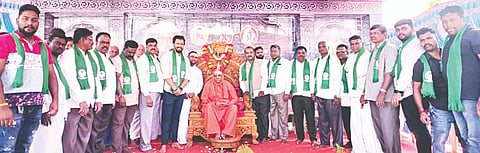 ತಿ.ನರಸೀಪುರ ತಾಲೂಕಿನ ವಾಟಾಳು ಮಠದಲ್ಲಿ ಆಯೋಜಿಸಿದ್ದ ಸಿದ್ದಲಿಂಗ ಶಿವಾಚಾರ್ಯ ಸ್ವಾಮೀಜಿ ಅವರ ವರ್ಧಂತಿ ಕಾರ್ಯಕ್ರಮದಲ್ಲಿ ತಾಲೂಕು ಬಾಬು ಜಗಜೀವನ ರಾಮ್ ಸಂಘದ ನೂತನ ಪದಾಧಿಕಾರಿಗಳ ಪಟ್ಟಿ ಬಿಡುಗಡೆ ಮಾಡಲಾಯಿತು. ಅರ್ಜುನ್ ಸಿ.ರಮೇಶ್, ಸಿ.ಡಿ.ವೆಂಕಟೇಶ್, ಜಿ.ಎನ್.ಪುಟ್ಟಸ್ವಾಮಿ, ಸಿ.ನಿಂಗರಾಜು ಇತರರು ಇದ್ದರು.