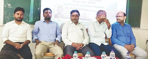 ಗಂಗಾವತಿಯಲ್ಲಿ ಹಮ್ಮಿಕೊಂಡಿದ್ದ ಸ್ಪರ್ಧಾತ್ಮಕ ಗಣಿತ ಮತ್ತು ಉದ್ಯೋಗಾವಕಾಶಗಳು ಕುರಿತ ವಿಶೇಷ ಉಪನ್ಯಾಸ ಕಾರ್ಯಾಗಾರದಲ್ಲಿ ಪ್ರಾಚಾರ್ಯ ಡಾ.ಶಿವರಾಜ ಗುರಿಕಾರ್ ಗುರುವಾರ ಮಾತನಾಡಿದರು. ಧಾರವಾಡ ವಿವಿ ಸಹಾಯಕ ಪ್ರಾಧ್ಯಾಪಕ ಡಾ.ಬಿ.ಪರ್ವತಲು, ಐಕ್ಯೂಎಸಿ ಮುಖ್ಯಸ್ಥ  ಡಾ. ಕೆ.ಎಸ್. ಮಂಜುನಾಥ ಇತರರಿದ್ದರು.