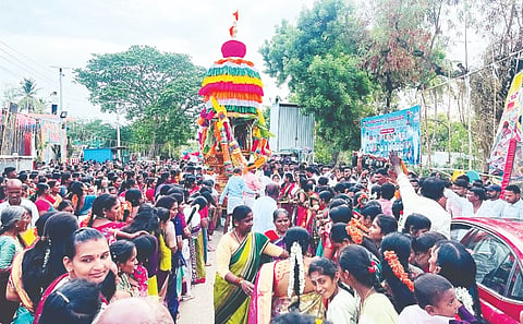 ಗಂಗಾವತಿ ತಾಲೂಕಿನ ಹೊಸಳ್ಳಿಯಲ್ಲಿ ಶ್ರೀ ಗಂಗಾಪರಮೇಶ್ವರಿ ದೇವಾಲಯ ವಾರ್ಷಿಕೋತ್ಸವ ಮತ್ತು ಜಯಂತ್ಯುತ್ಸವ ನಿಮಿತ್ತ ಮಹಾರಥೋತ್ಸವ ಗುರುವಾರ ಅದ್ದೂರಿಯಾಗಿ ಜರುಗಿತು.