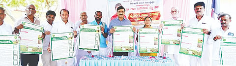 ಗಂಗಾವತಿ ತಾಲೂಕಿನ ವೆಂಕಟಗಿರಿ ರೈತ ಸಂಪರ್ಕ ಕೇಂದ್ರದಲ್ಲಿ ಕೃಷಿ ಯೋಜನೆ ಮಾಹಿತಿ ಪತ್ರವನ್ನು ಶಾಸಕ ಗಾಲಿ ಜನಾರ್ದನರೆಡ್ಡಿ ಮಂಗಳವಾರ ಬಿಡುಗಡೆಗೊಳಿಸಿದರು. ಸಹಾಯಕ ಕೃಷಿ ನಿರ್ದೇಶಕ ಸಿ.ಆರ್.ಅಭಿಲಾಷಾ, ಎಪಿಎಂಸಿ ಮಾಜಿ ಅಧ್ಯಕ್ಷ ಅಮರೇಗೌಡ ಪೊ.ಪಾಟೀಲ್, ನಗರಸಭೆ ಮಾಜಿ ಸದಸ್ಯ ಮನೋಹರಗೌಡ ಹೇರೂರು, ಪ್ರಮುಖರಾದ ಆನಂದಗೌಡ, ಚನ್ನವೀರನಗೌಡ ಆರಾಳ್ ಇತರರಿದ್ದರು.