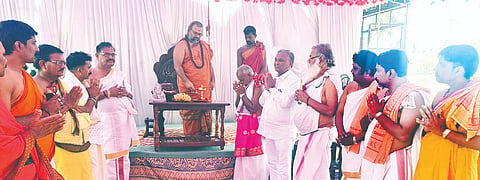 ಗಂಗಾವತಿ ತಾಲೂಕಿನ ಪಂಪಾಸರೋವರದ ಶ್ರೀಮದ್ ಜಗದ್ಗುರು ಆನೆಗೊಂದಿ ಮಹಾಸಂಸ್ಥಾನ ಪಂಚ ಸಿಂಹಾಸನ ಸರಸ್ವತಿ ಪೀಠದಲ್ಲಿ ಆರಂಭಿಸಿರುವ ಶ್ರೀ ವಿಶ್ವಕರ್ಮ ಸಂಸ್ಕೃತ ಗುರುಕುಲವನ್ನು ವಿಶ್ವಕರ್ಮ ಸಮಾಜದ ಪೀಠಾಧಿಪತಿ ಅನಂತ ಶ್ರೀ ವಿಭೂಷಿತ ಕಾಳಹಸ್ತೇಂದ್ರ ಸರಸ್ವತಿ ಸ್ವಾಮೀಜಿ ಗುರುವಾರ ಉದ್ಘಾಟಿಸಿದರು. ಮಾಜಿ ಶಾಸಕ ಪರಣ್ಣ ಮುನವಳ್ಳಿ, ಪ್ರಮುಖರಾದ ದಿನೇಶ ಆಚಾರ್ಯ ಪಡುಬಿದ್ರಿ, ವಿ. ಶ್ರೀಧರಾಚಾರ್ಯ ಇತರರಿದ್ದರು.