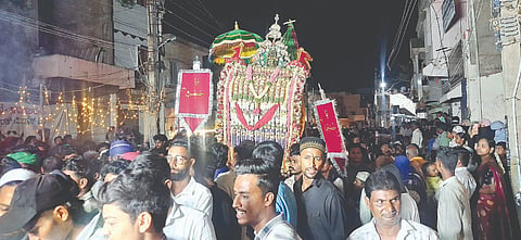 ಗಂಗಾವತಿಯಲ್ಲಿ ಪ್ರತಿಷ್ಠಾಪಿಸಿದ್ದ ಪೀರಲು ದೇವರುಗಳನ್ನು ಅದ್ದೂರಿ ಮೆರವಣಿಗೆ ಮೂಲಕ ಶುಕ್ರವಾರ ಬೀಳ್ಕೊಡಲಾಯಿತು.