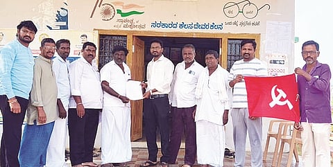 ಅಖಿಲ ಭಾರತ ಕೃಷಿ ಮತ್ತು ಗ್ರಾಮೀಣ ಕಾರ್ಮಿಕರ ಸಂಘದ ಸದಸ್ಯರು ಗಂಗಾವತಿ ತಾಲೂಕು ವಡ್ಡರಹಟ್ಟಿ ಗ್ರಾಪಂ ಕಚೇರಿ ಮುಂದೆ ಶುಕ್ರವಾರ ಪ್ರತಿಭಟನೆ ನಡೆಸಿ ಕಾರ್ಯದರ್ಶಿ ಈಶಪ್ಪಗೆ ಮನವಿ ಸಲ್ಲಿಸಿದರು. ಸಂಘದ ಜಿಲ್ಲಾ ಜಂಟಿ ಕಾರ್ಯದರ್ಶಿ ಕೆ.ಹುಸೇನಪ್ಪ, ಮಾಬುಸಾಬ್ ವಡ್ಡರಹಟ್ಟಿ, ರಾಮಣ್ಣ ದೋಟಿಹಾಳ, ಹೊನ್ನಪ್ಪ ಕತ್ತಿ ಆರಾಳ್, ತೋಟಪ್ಪ ಇತರರಿದ್ದರು.